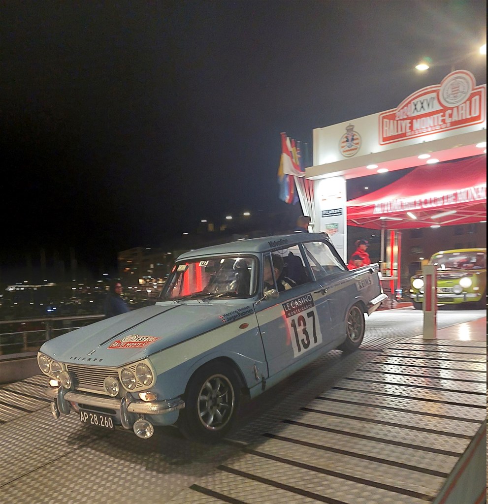 Debutanterne Henning Nielsen fra Tureby og Jørgen O. Pedersen fra Odden Havneby kører ned ad målrampen i Monaco i deres Triumph Vitesse fra 1968.
(Foto: Privat)